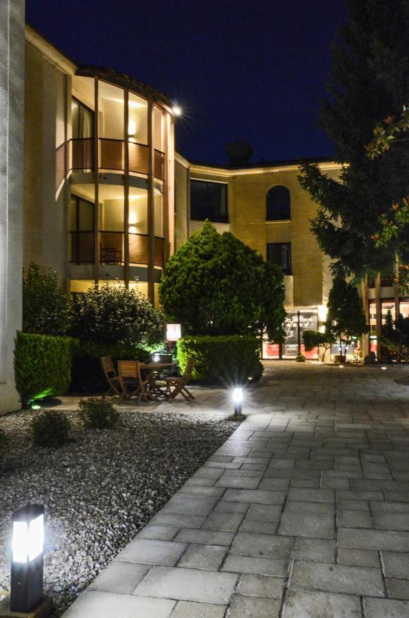 Au Grand Hotel De Sarlat - Pavillon De Selves ภายนอก รูปภาพ
